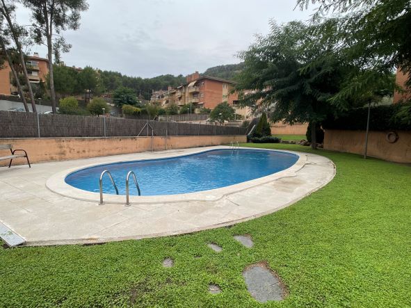 Piso en venta en la zona residencial del Bosc de la Torroja de 76 m2 útiles con zona comunitaria con piscina en Pallejà.