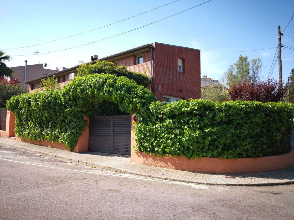 Casa en venta con dos viviendas idénticas e independientes en Fontpineda.